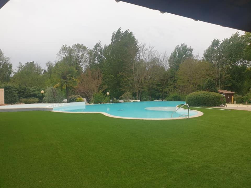 Camping Les Lacs De Courtes Hotel Estang ภายนอก รูปภาพ